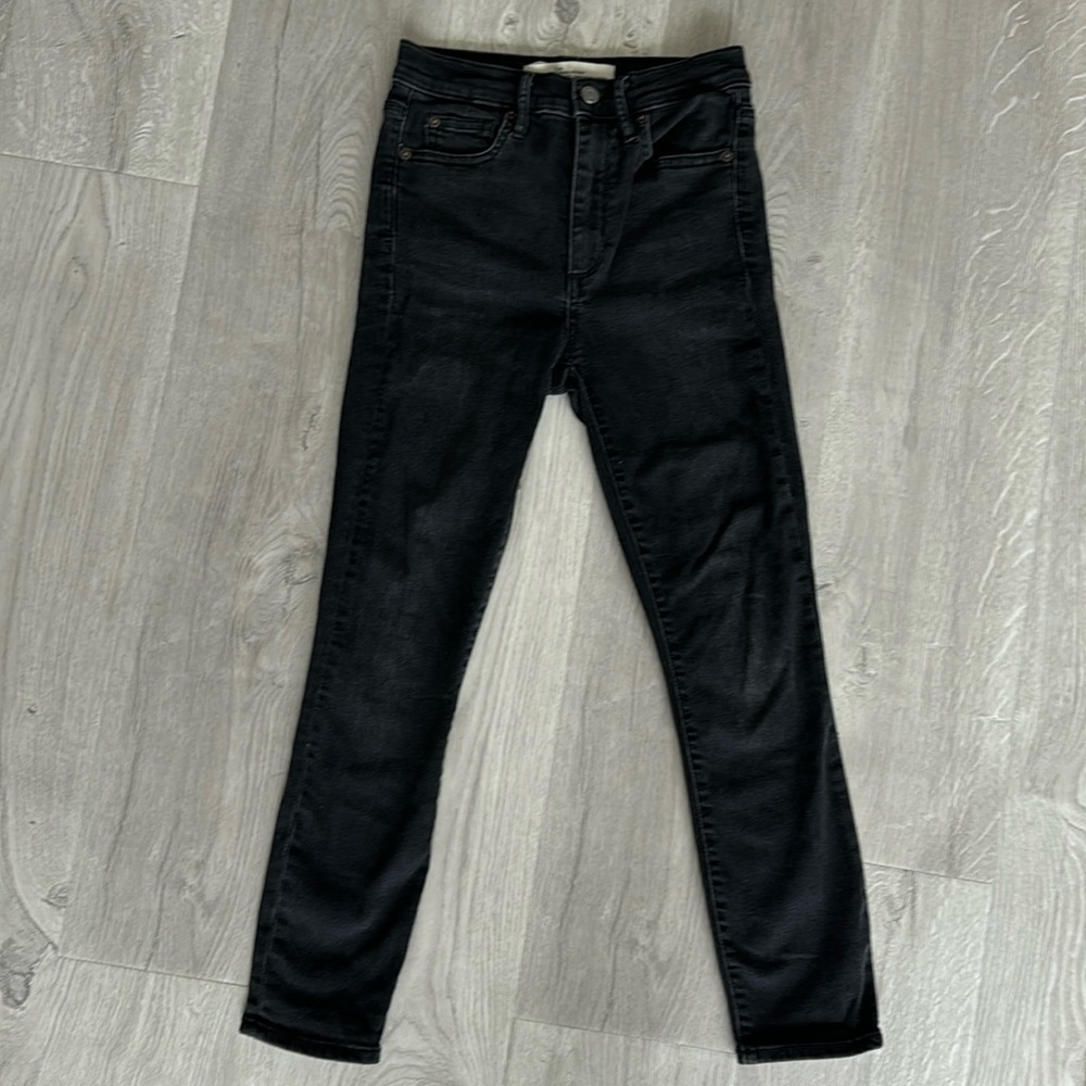 Gap super skinny high waisted crop Jean in light black wash. Size 24.